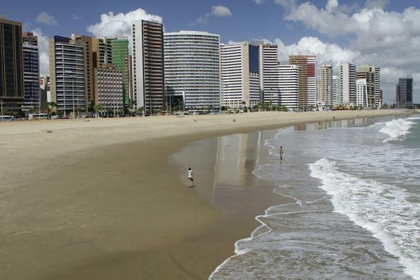 Praia de Iracema - Suas guas so claras, mas poludas. O calado  ideal para atividades esportivas.