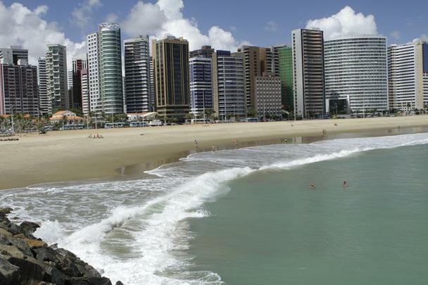 Praia de Iracema - Suas guas so claras, mas poludas. O calado  ideal para atividades esportivas.