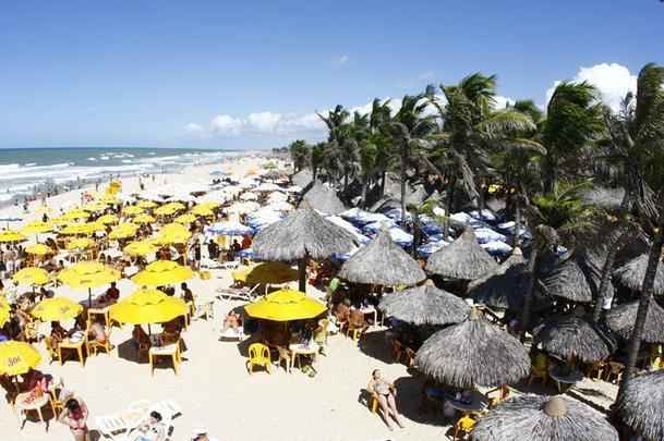 Praia do Futuro -  uma das praias mais populares da cidade por ser limpa, diferentemente de vrias outras. H estrutura de grandes restaurantes e atrai muitos turistas.