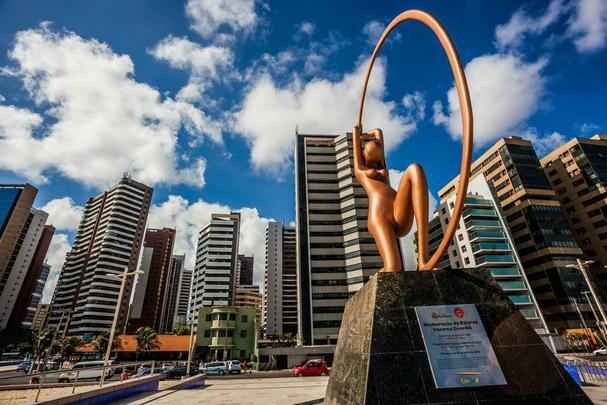 Avenida Beira-Mar - Fica na orla das prais de Iracema, Meireles e Mucuripe. O ponto da ferveo na orla de Fortaleza, de dia ou de noite.