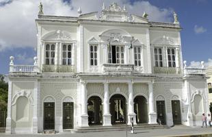 Theatro Jos de Alencar - Exuberante exemplar da arquitetura de ferro no Brasil, ele fica no no Centro de Fortaleza, integrando vrios espaos. A edificao de 1910, o chamado teatro-monumento,  dividida em dois blocos. A sala de espetculo propriamente dita est no segundo bloco.  a fachada mais conhecida, em arquitetura de ferro. Uma sala transparente, atravessada pela luz da cidade. Raro exemplar de teatro  italiana, uma vez que do palco se pode ver a rua. Nos quatro pisos, acomoda at 800 pessoas na platia (trreo), balco e frisas (segundo piso), camarotes (terceiro piso) e torrinha (quarto e ltimo piso). 