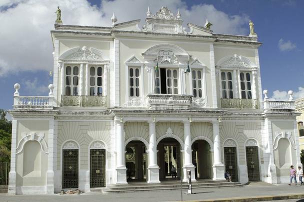 Theatro Jos de Alencar - Exuberante exemplar da arquitetura de ferro no Brasil, ele fica no no Centro de Fortaleza, integrando vrios espaos. A edificao de 1910, o chamado teatro-monumento,  dividida em dois blocos. A sala de espetculo propriamente dita est no segundo bloco.  a fachada mais conhecida, em arquitetura de ferro. Uma sala transparente, atravessada pela luz da cidade. Raro exemplar de teatro  italiana, uma vez que do palco se pode ver a rua. Nos quatro pisos, acomoda at 800 pessoas na platia (trreo), balco e frisas (segundo piso), camarotes (terceiro piso) e torrinha (quarto e ltimo piso). 