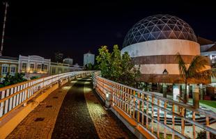 Centro Cultural Drago do Mar - Smbolo da rica cultura cearense, reunindo o Museu de Arte Contempornea, o Planetrio Rubens de Azevedo e o Memorial da Cultura Cearense, alm de praas de artesanato, rea para realizao de shows, biblioteca, planetrio, teatro e cinemas. Sem esquecer os bares e restaurantes instalados em prdios histricos. (Rua Drago do Mar, 81)