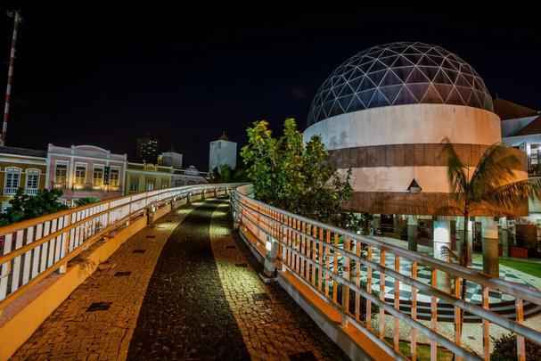 Centro Cultural Drago do Mar - Smbolo da rica cultura cearense, reunindo o Museu de Arte Contempornea, o Planetrio Rubens de Azevedo e o Memorial da Cultura Cearense, alm de praas de artesanato, rea para realizao de shows, biblioteca, planetrio, teatro e cinemas. Sem esquecer os bares e restaurantes instalados em prdios histricos. (Rua Drago do Mar, 81)