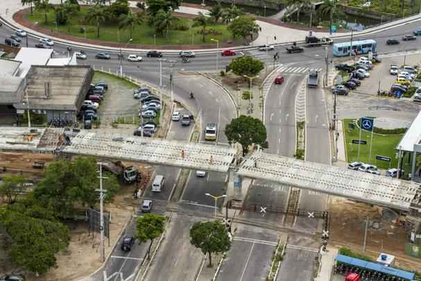 VLT - O Ramal Parangaba / Mucuripe ser operado com VLT's e far a conexo ferroviria de 12,7 quilmetros entre a Estao Parangaba e o Porto do Mucuripe. Sero 11,3 km em superfcie e 1,4 km em elevado. A obra visa  remodelao do ramal ferrovirio Parangaba-Mucuripe, atualmente utilizado para transporte de carga, objetivando a utilizao para passageiros. O VLT passar por 22 bairros da capital. A previso  que sistema dever ser utilizado por 90 mil passageiros por dia. Seis Veculos Leves sobre Trilhos (VLT's) conduziro os passageiros. Movidos a diesel, eles possuem ar-condicionado, sendo mais confortveis que os antigos trens.
