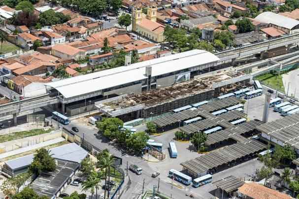 VLT - O Ramal Parangaba / Mucuripe ser operado com VLT%u2019s e far a conexo ferroviria de 12,7 quilmetros entre a Estao Parangaba e o Porto do Mucuripe. Sero 11,3 km em superfcie e 1,4 km em elevado. A obra visa  remodelao do ramal ferrovirio Parangaba-Mucuripe, atualmente utilizado para transporte de carga, objetivando a utilizao para passageiros. O VLT passar por 22 bairros da capital. A previso  que sistema dever ser utilizado por 90 mil passageiros por dia. Seis Veculos Leves sobre Trilhos (VLT%u2019s) conduziro os passageiros. Movidos a diesel, eles possuem ar-condicionado, sendo mais confortveis que os antigos trens.
