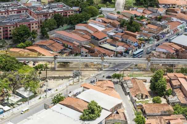 VLT - O Ramal Parangaba / Mucuripe ser operado com VLT%u2019s e far a conexo ferroviria de 12,7 quilmetros entre a Estao Parangaba e o Porto do Mucuripe. Sero 11,3 km em superfcie e 1,4 km em elevado. A obra visa  remodelao do ramal ferrovirio Parangaba-Mucuripe, atualmente utilizado para transporte de carga, objetivando a utilizao para passageiros. O VLT passar por 22 bairros da capital. A previso  que sistema dever ser utilizado por 90 mil passageiros por dia. Seis Veculos Leves sobre Trilhos (VLT%u2019s) conduziro os passageiros. Movidos a diesel, eles possuem ar-condicionado, sendo mais confortveis que os antigos trens.
