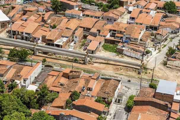 VLT - O Ramal Parangaba / Mucuripe ser operado com VLT%u2019s e far a conexo ferroviria de 12,7 quilmetros entre a Estao Parangaba e o Porto do Mucuripe. Sero 11,3 km em superfcie e 1,4 km em elevado. A obra visa  remodelao do ramal ferrovirio Parangaba-Mucuripe, atualmente utilizado para transporte de carga, objetivando a utilizao para passageiros. O VLT passar por 22 bairros da capital. A previso  que sistema dever ser utilizado por 90 mil passageiros por dia. Seis Veculos Leves sobre Trilhos (VLT%u2019s) conduziro os passageiros. Movidos a diesel, eles possuem ar-condicionado, sendo mais confortveis que os antigos trens.
