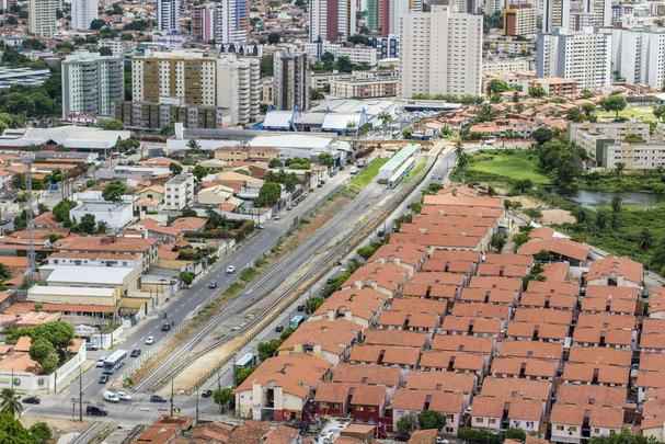 VLT - O Ramal Parangaba / Mucuripe ser operado com VLT%u2019s e far a conexo ferroviria de 12,7 quilmetros entre a Estao Parangaba e o Porto do Mucuripe. Sero 11,3 km em superfcie e 1,4 km em elevado. A obra visa  remodelao do ramal ferrovirio Parangaba-Mucuripe, atualmente utilizado para transporte de carga, objetivando a utilizao para passageiros. O VLT passar por 22 bairros da capital. A previso  que sistema dever ser utilizado por 90 mil passageiros por dia. Seis Veculos Leves sobre Trilhos (VLT%u2019s) conduziro os passageiros. Movidos a diesel, eles possuem ar-condicionado, sendo mais confortveis que os antigos trens.
