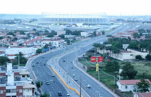 BRT Avenida Alberto Craveiro - O projeto BRT (Bus Rapid Transit) para a Avenida Alberto Craveiro abranger a complementao da ligao viria entre o setor hoteleiro principal da cidade ao Estdio Castelo, com o objetivo de melhorar o trnsito das pessoas durante a Copa 2014. O projeto do BRT tambm se estender pelas avenidas Paulino Rocha e Ded Brasil.