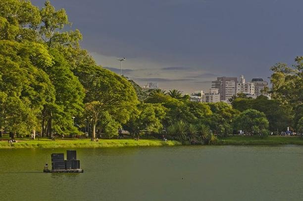 Parque do Ibirapuera - Tem 1,5 milho de metros quadrados muitas opes da lazer: pistas de cooper e de bicicleta, lago, brinquedos infantis, quadras diversas, locais para piqueniques. (Av. Pedro lvares Cabral, s/n %u2013 Porto 3 - www.parquedoibirapuera.com - 11 5574-5045 / 5505 / 5177)