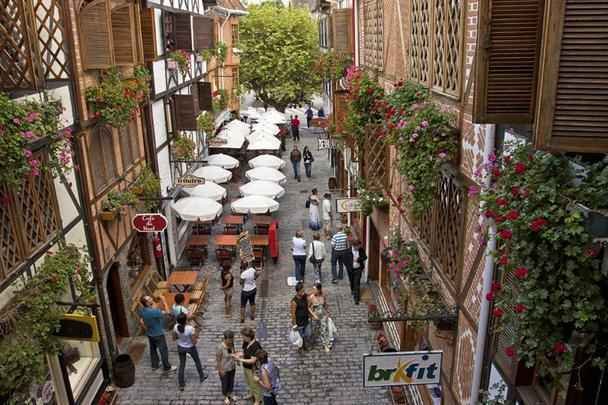 Liberdade - At o incio do sculo passado era apenas um bairro como todos os outros que circundam a regio do centro, mas com o decorrer dos anos tornou-se o reduto da maior colnia nipnica fora do Japo. A Liberdade  atualmente um dos principais pontos de visita daqueles que vm  capital.