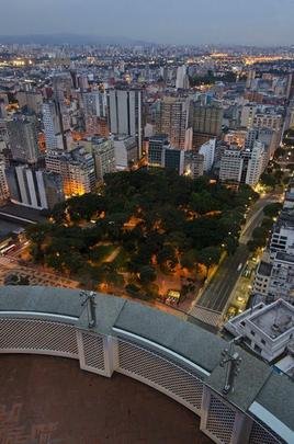 Edficio Itlia - Construdo em 1956, o Edifcio Itlia (esquerda) foi por muito tempo o maior edifcio da cidade de So Paulo, com 165 metros (hoje,  o segundo maior) e  um dos pontos tursticos mais visitados da capital, devido  vista 360 da cidade que seu terrao, onde se localiza o restaurante Terrao Itlia, proporciona.