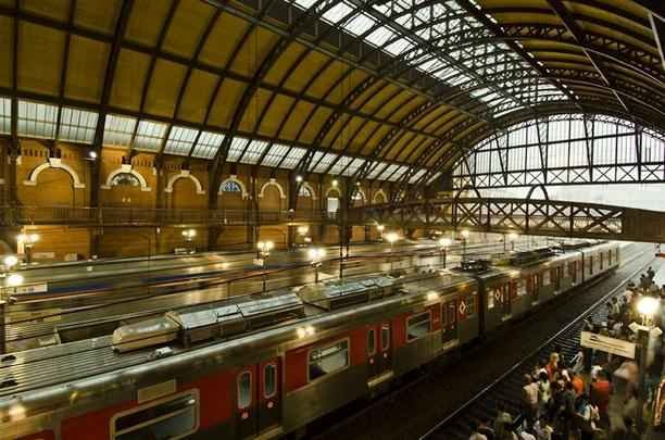 Estao da Luz - Aberta ao pblico em 1 de maro de 1901, a Estao da Luz ocupa 7,5 mil m do Jardim da Luz, onde se encontram as estruturas trazidas da Inglaterra que copiam o Big Ben e a abadia de Westminter. Em 1982, o complexo arquitetnico da Estao da Luz foi tombado pelo Conselho de Defesa do Patrimnio Histrico, Artstico, Arqueolgico e Turstico
