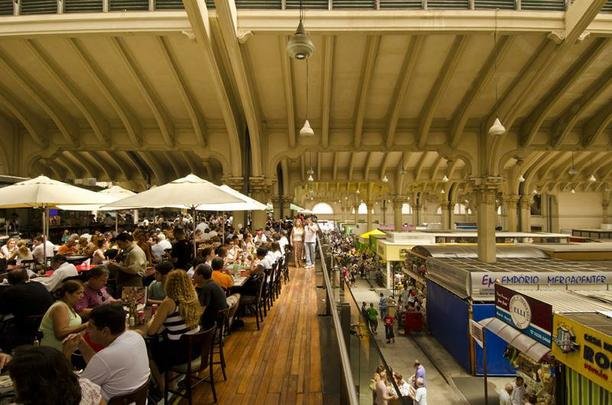 Mercado Municipal - A mais tradicional atrao 'gourmet' da cidade fica em um imponente prdio no centro, com vitrais que trazem a histria do caf em So Paulo. No amplo galpo, barracas de frutas e verduras, carnes, peixes, guloseimas %u2013 tudo muito fresco e apetitoso. O espao gastronmico, no mezanino, tem opes diversas para se provar na hora: destaque para os famosos sanduches de mortadela e os pastis de bacalhau. (Rua da Cantareira, 306 - Centro - www.mercadomunicipal.com.br)
