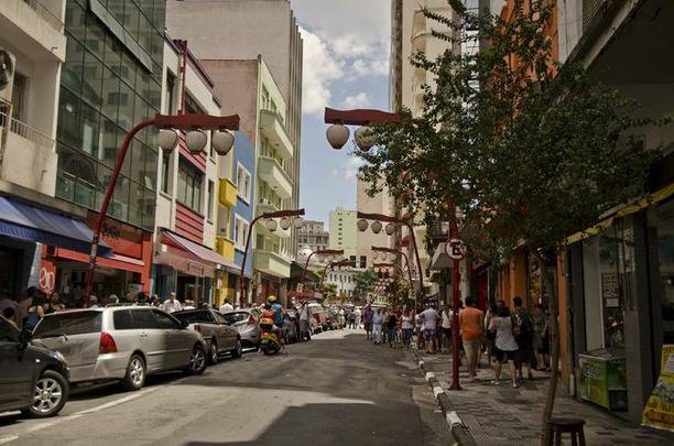 At o incio do sculo passado era apenas um bairro como todos os outros que circundam a regio do centro, mas com o decorrer dos anos tornou-se o reduto da maior colnia nipnica fora do Japo. A Liberdade  atualmente um dos principais pontos de visita daqueles que vm  capital.