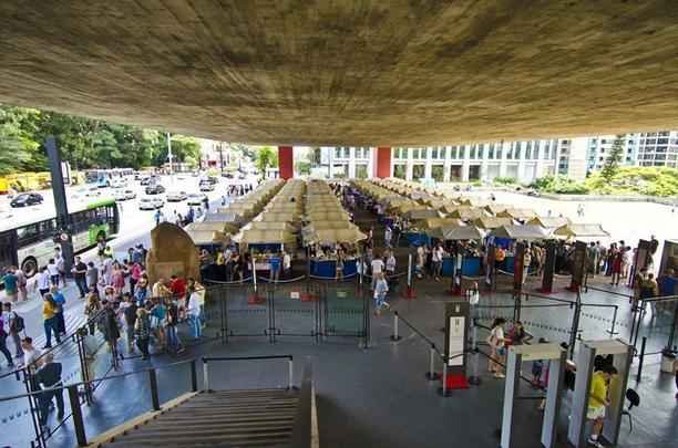 Feira do MASP - A feira de antiguidades do vo livre do MASP (Museu de Arte de So Paulo), na Avenida Paulista,  muito tradicional. Rene colecionadores e recebe pessoas  procura de raridades, quadros, esculturas, luminrias, candelabros, moedas antigas e objetos para a casa.