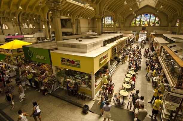Mercado Municipal - A mais tradicional atrao 'gourmet' da cidade fica em um imponente prdio no centro, com vitrais que trazem a histria do caf em So Paulo. No amplo galpo, barracas de frutas e verduras, carnes, peixes, guloseimas %u2013 tudo muito fresco e apetitoso. O espao gastronmico, no mezanino, tem opes diversas para se provar na hora: destaque para os famosos sanduches de mortadela e os pastis de bacalhau. (Rua da Cantareira, 306 - Centro - www.mercadomunicipal.com.br)