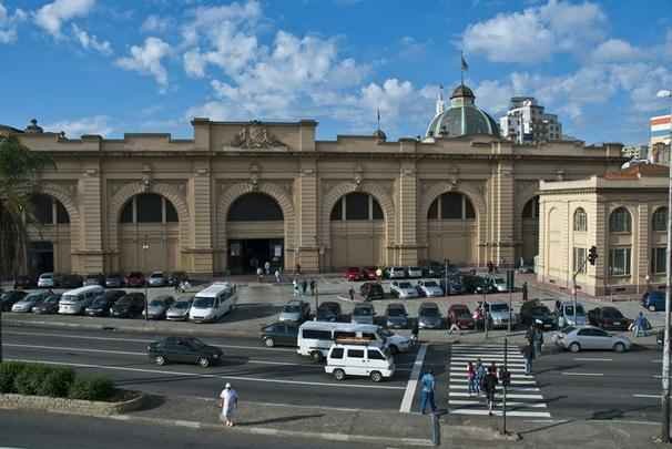 Mercado Municipal - A mais tradicional atrao 'gourmet' da cidade fica em um imponente prdio no centro, com vitrais que trazem a histria do caf em So Paulo. No amplo galpo, barracas de frutas e verduras, carnes, peixes, guloseimas %u2013 tudo muito fresco e apetitoso. O espao gastronmico, no mezanino, tem opes diversas para se provar na hora: destaque para os famosos sanduches de mortadela e os pastis de bacalhau. (Rua da Cantareira, 306 - Centro - www.mercadomunicipal.com.br)