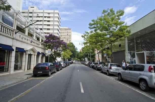 Rua Oscar Freire - Quando se fala em luxo  inevitvel citar a Rua Oscar Freire, situada no charmoso bairro dos Jardins e eleita a oitava rua mais luxuosa do mundo, j que abriga as mais importantes e famosas marcas nacionais e internacionais. 