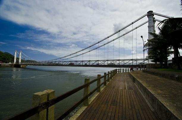 So Vicente - Foi a primeira vila fundada pelos portugueses na Amrica, em 1532. Nesse mesmo ano, ocorreu a primeira eleio da Amrica, onde foram escolhidos os primeiros oficiais da Cmara, atualmente equivalente ao cargo de vereador. Hoje, a cidade, situada na metade ocidental da Ilha de So Vicente, que compartilha com Santos, baseia a sua economia no comrcio e turismo.