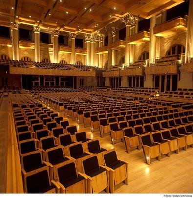 Sala So Paulo - O imponente edifcio da Estrada de Ferro Sorocabana abriga hoje a Sala So Paulo, sede da Orquestra Sinfnica do Estado de So Paulo e uma das mais importantes casas de concertos e eventos do pas.