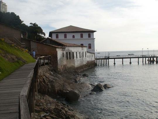 Museu de Arte Moderna da Bahia - Ao p de uma ladeira ngreme de pedras irregulares, circundado por mangueiras imponentes, banhado pelas ondas do mar e premiado pelo mais belo por do sol da cidade de Salvador.   neste belssimo carto postal chamado Solar do Unho que se encontra o Museu de Arte Moderna da Bahia (MAM-BA), considerado o principal espao para a arte contempornea do estado e um dos mais importantes do pas, por onde passa um pblico aproximado de 200 mil pessoas por ano.