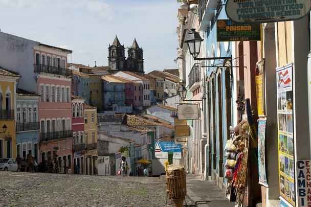 Pelourinho -  um dos principais cartes-postais de Salvador. Durante a poca da escravido, era o lugar onde os escravos eram castigados. A praa  cercada por vrias casas antigas, no mais puro estilo colonial, dentre elas o casaro da Fundao Jorge Amado e igrejas como a Igreja do Rosrio dos Homens Pretos e a Catedral Baslica, dois grandes exemplos da arquitetura da poca da Colnia.