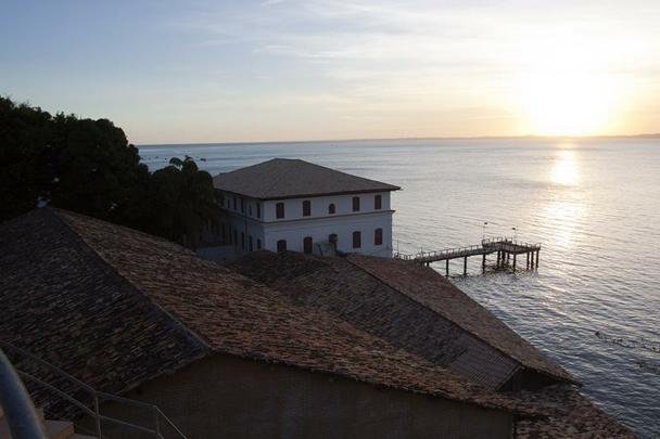 Museu de Arte Moderna da Bahia - Ao p de uma ladeira ngreme de pedras irregulares, circundado por mangueiras imponentes, banhado pelas ondas do mar e premiado pelo mais belo por do sol da cidade de Salvador.   neste belssimo carto postal chamado Solar do Unho que se encontra o Museu de Arte Moderna da Bahia (MAM-BA), considerado o principal espao para a arte contempornea do estado e um dos mais importantes do pas, por onde passa um pblico aproximado de 200 mil pessoas por ano.