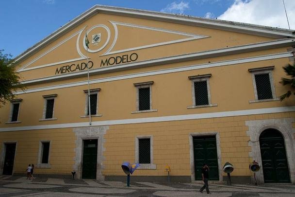 Mercado Modelo - Erguido em 1861 para funcionar como Casa da Alfndega, o edifcio passou a abrigar o Mercado Modelo a partir de 1971 e mantm a arquitetura neoclssica original mesmo depois de ter sofrido dois incndios (1969 e 1984). So 273 lojas que oferecem a maior variedade de artesanato, presentes e lembranas da Bahia, contando com tradicionais restaurantes da culinria baiana. (Praa Visconde de Cayr no bairro do comrcio - Cidade Baixa)