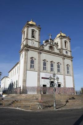 A igreja Baslica Santurio Senhor Bom Jesus do Bonfim, em Salvador, foi construda entre 1746 e 1754, para abrigar a imagem do Senhor Bom Jesus do Bonfim, trazida de Lisboa, em 1745. Em 1927, o papa Pio XI elevou o templo  dignidade de Baslica. O Senhor do Bonfim  um cone da f baiana. A igreja atrai muitos devotos, turistas e peregrinos. As famosas fitinhas do Senhor do Bonfim so confeccionadas desde o incio do sculo 19 e tm a medida do comprimento do brao direito at o peito da imagem do Senhor do Bonfim.