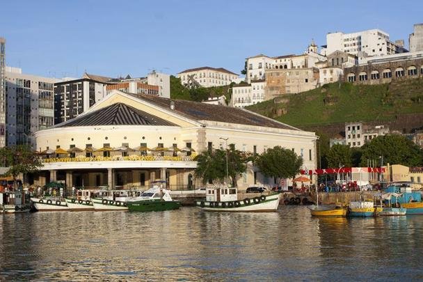 Mercado Modelo - Erguido em 1861 para funcionar como Casa da Alfndega, o edifcio passou a abrigar o Mercado Modelo a partir de 1971 e mantm a arquitetura neoclssica original mesmo depois de ter sofrido dois incndios (1969 e 1984). So 273 lojas que oferecem a maior variedade de artesanato, presentes e lembranas da Bahia, contando com tradicionais restaurantes da culinria baiana. (Praa Visconde de Cayr no bairro do comrcio - Cidade Baixa)