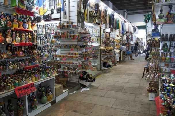 Mercado Modelo - Erguido em 1861 para funcionar como Casa da Alfndega, o edifcio passou a abrigar o Mercado Modelo a partir de 1971 e mantm a arquitetura neoclssica original mesmo depois de ter sofrido dois incndios (1969 e 1984). So 273 lojas que oferecem a maior variedade de artesanato, presentes e lembranas da Bahia, contando com tradicionais restaurantes da culinria baiana. (Praa Visconde de Cayr no bairro do comrcio %u2013 Cidade Baixa)