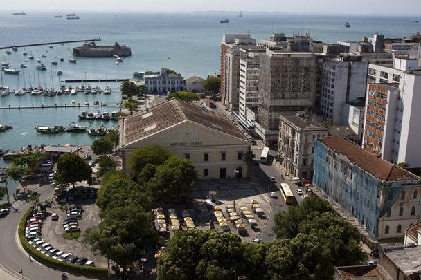 Mercado Modelo - Erguido em 1861 para funcionar como Casa da Alfndega, o edifcio passou a abrigar o Mercado Modelo a partir de 1971 e mantm a arquitetura neoclssica original mesmo depois de ter sofrido dois incndios (1969 e 1984). So 273 lojas que oferecem a maior variedade de artesanato, presentes e lembranas da Bahia, contando com tradicionais restaurantes da culinria baiana. (Praa Visconde de Cayr no bairro do comrcio - Cidade Baixa)