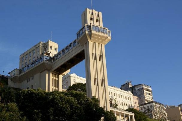 Elevador Lacerda - Funciona com quatro modernas cabines eletrificadas que comportam 20 passageiros cada, ligando a Cidade Alta e a Cidade Baixa. Ao longo de sua histria passou por quatro grandes reformas e revises sendo que na segunda, em 1930, foram adicionados mais dois elevadores e uma nova torre que conferiu a atual arquitetura em estilo art dco. (Praa Visconde Cayru, Bairro do Comrcio)