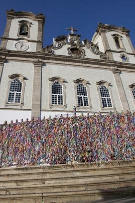 A igreja Baslica Santurio Senhor Bom Jesus do Bonfim, em Salvador, foi construda entre 1746 e 1754, para abrigar a imagem do Senhor Bom Jesus do Bonfim, trazida de Lisboa, em 1745. Em 1927, o papa Pio XI elevou o templo  dignidade de Baslica. O Senhor do Bonfim  um cone da f baiana. A igreja atrai muitos devotos, turistas e peregrinos. As famosas fitinhas do Senhor do Bonfim so confeccionadas desde o incio do sculo 19 e tm a medida do comprimento do brao direito at o peito da imagem do Senhor do Bonfim.