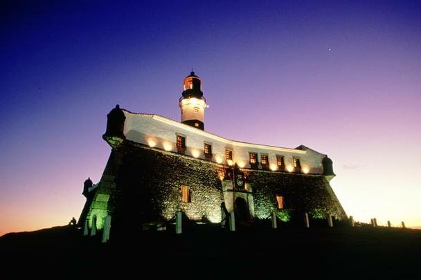 Farol da Barra - Um dos mais conhecidos postais da Bahia. O farol original foi instalado no forte no ano de 1698, sendo o primeiro de toda a Amrica. O leo de baleia alimentava lampies protegidos por vidros que sinalizavam para os navegantes a entrada da baa. Sucessivas reformas transformaram o farol original em 1839, 1890 e 1937, quando ele foi finalmente eletrificado. Nele est o Museu Nutico da Bahia.