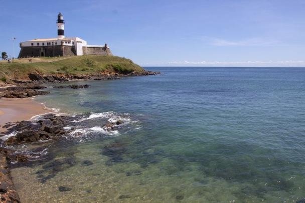 Farol da Barra - Um dos mais conhecidos postais da Bahia. O farol original foi instalado no forte no ano de 1698, sendo o primeiro de toda a Amrica. O leo de baleia alimentava lampies protegidos por vidros que sinalizavam para os navegantes a entrada da baa. Sucessivas reformas transformaram o farol original em 1839, 1890 e 1937, quando ele foi finalmente eletrificado. Nele est o Museu Nutico da Bahia.