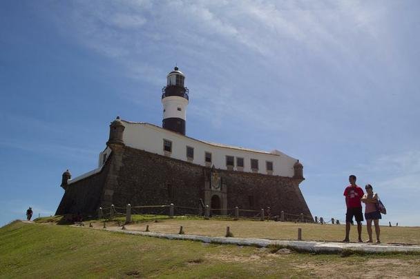 Farol da Barra - Um dos mais conhecidos postais da Bahia. O farol original foi instalado no forte no ano de 1698, sendo o primeiro de toda a Amrica. O leo de baleia alimentava lampies protegidos por vidros que sinalizavam para os navegantes a entrada da baa. Sucessivas reformas transformaram o farol original em 1839, 1890 e 1937, quando ele foi finalmente eletrificado. Nele est o Museu Nutico da Bahia.