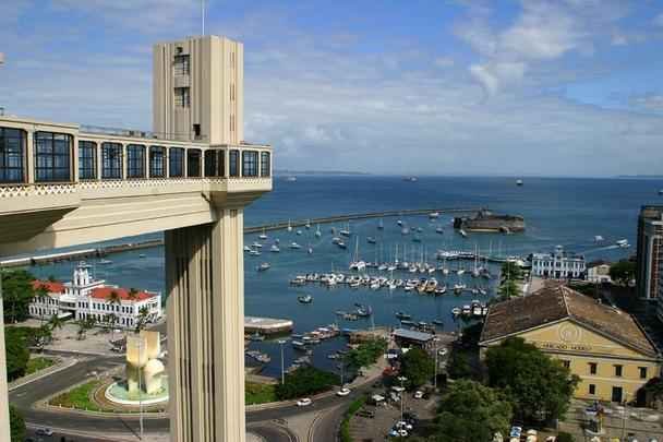 Elevador Lacerda - Funciona com quatro modernas cabines eletrificadas que comportam 20 passageiros cada, ligando a Cidade Alta e a Cidade Baixa. Ao longo de sua histria passou por quatro grandes reformas e revises sendo que na segunda, em 1930, foram adicionados mais dois elevadores e uma nova torre que conferiu a atual arquitetura em estilo art dco. (Praa Visconde Cayru, Bairro do Comrcio)