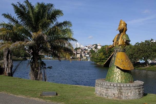 Dique do Toror -  o nico manancial natural da cidade de Salvador, tombado pelo Instituto do Patrimnio Histrico e Artstico Nacional, comumente reduzido para Dique, que possui uma lagoa de 110 mil metros cbicos de gual.  delimitada, atualmente, pelo bairro do Toror em sua margem esquerda, pelo Engenho Velho de Brotas em sua margem direita, ao Norte, pela Arena Fonte Nova e, ao Sul, pelo bairro do Garcia.