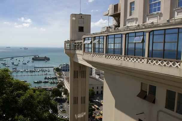 Elevador Lacerda - Funciona com quatro modernas cabines eletrificadas que comportam 20 passageiros cada, ligando a Cidade Alta e a Cidade Baixa. Ao longo de sua histria passou por quatro grandes reformas e revises sendo que na segunda, em 1930, foram adicionados mais dois elevadores e uma nova torre que conferiu a atual arquitetura em estilo art dco. (Praa Visconde Cayru, Bairro do Comrcio)