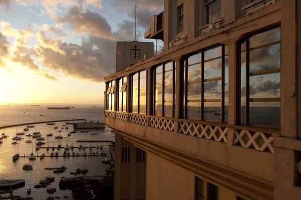 Elevador Lacerda - Funciona com quatro modernas cabines eletrificadas que comportam 20 passageiros cada, ligando a Cidade Alta e a Cidade Baixa. Ao longo de sua histria passou por quatro grandes reformas e revises sendo que na segunda, em 1930, foram adicionados mais dois elevadores e uma nova torre que conferiu a atual arquitetura em estilo art dco. (Praa Visconde Cayru, Bairro do Comrcio)