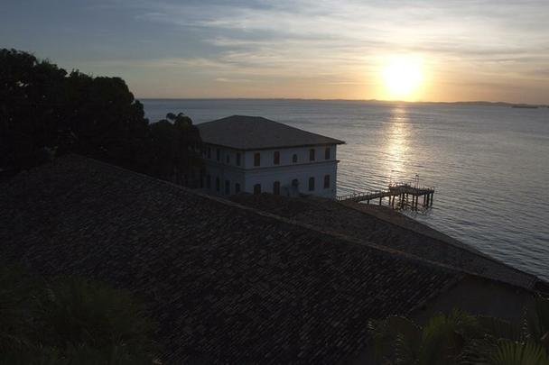 Museu de Arte Moderna da Bahia - Ao p de uma ladeira ngreme de pedras irregulares, circundado por mangueiras imponentes, banhado pelas ondas do mar e premiado pelo mais belo por do sol da cidade de Salvador.   neste belssimo carto postal chamado Solar do Unho que se encontra o Museu de Arte Moderna da Bahia (MAM-BA), considerado o principal espao para a arte contempornea do estado e um dos mais importantes do pas, por onde passa um pblico aproximado de 200 mil pessoas por ano.