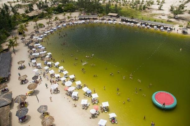 Maracaja -  uma comunidade costeira localizada no municpio de Maxaranguape. Com uma populao de aproximadamente 2.000 habitantes, suas principais fontes de renda so a pesca e o turismo. Os seus recifes de corais fazem parte da rea de Proteo Ambiental dos Recifes de Corais do Rio Grande do Norte (APARC-RN), que tambm abrange os recifes de municpios prximos, tais como Rio do Fogo e Touros. Na praia, localizam-se parques aquticos, pousadas e restaurantes. Tambm se fazem mergulhos nos parrachos e passeios de quadriciclo e buggy pelas redondezas.