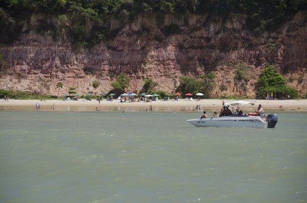 Pipa - A famosa praia localiza-se no municpio de Tibau do Sul, a 85 km de Natal.  o principal balnerio do Litoral Sul do estado, que inclui ainda praias como Ponta do Madeiro e Praia do Amor.