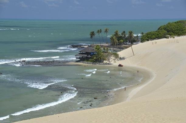 Dunas - O Parque Turstico Ecolgico Dunas de Genipabu engloba uma praia, um grande complexo de dunas, uma lagoa e uma rea de proteo ambiental localizados no municpio de Extremoz. Localiza-se a vinte quilmetros do Centro de Natal.  um dos mais famosos cartes-postais do estado.