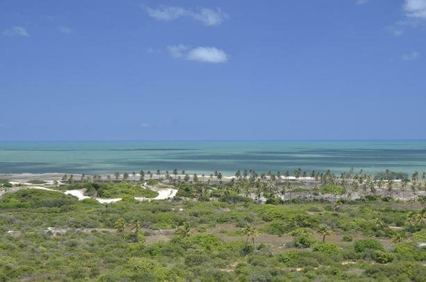 Dunas - O Parque Turstico Ecolgico Dunas de Genipabu engloba uma praia, um grande complexo de dunas, uma lagoa e uma rea de proteo ambiental localizados no municpio de Extremoz. Localiza-se a vinte quilmetros do Centro de Natal.  um dos mais famosos cartes-postais do estado.