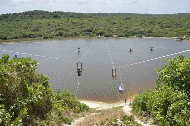 Dunas - O Parque Turstico Ecolgico Dunas de Genipabu engloba uma praia, um grande complexo de dunas, uma lagoa e uma rea de proteo ambiental localizados no municpio de Extremoz. Localiza-se a vinte quilmetros do Centro de Natal.  um dos mais famosos cartes-postais do estado.