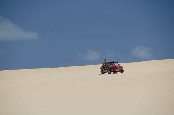 Dunas - O Parque Turstico Ecolgico Dunas de Genipabu engloba uma praia, um grande complexo de dunas, uma lagoa e uma rea de proteo ambiental localizados no municpio de Extremoz. Localiza-se a vinte quilmetros do Centro de Natal.  um dos mais famosos cartes-postais do estado.